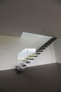 Escalier d art suspendu avec garde corps en verre