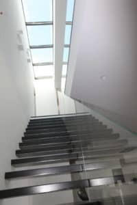 Escalier d art suspendu avec garde corps en verre