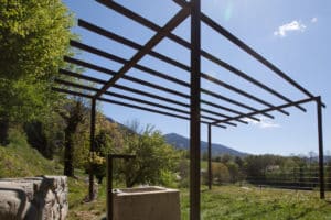 Pergola contemporaine et fontaine en acier